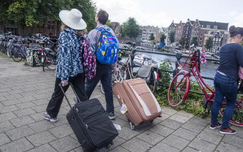 Toeristen met rolkoffer - Airbnb