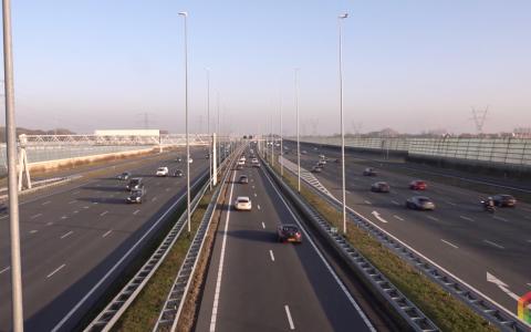 Ringweg A10 - blik snelweg vanaf viaduct