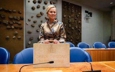 Sigrid Kaag met koffertje miljoenennota - Prinsjesdag 2023