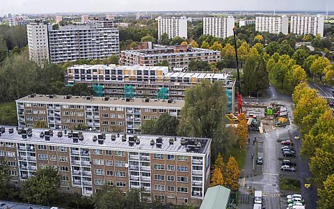 Archieffoto van optopproject van de AWV (nu Stadgenoot) in Amsterdam Noord in 2002. Op twee portieketageflats werden twee extra woonlagen toegevoegd plus een aanbouw met woningen en een lift. Dat leverde 84 sociale huurwoningen voor senioren op.
