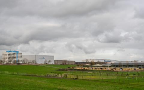 52°17'43.3326" N 4°47'43.7538" E In Paardensportcentrum Wennekers worden onder andere paarden gestald die wachten op vliegtransport. Een paardenhotel dus – Schinkelbos, Aalsmeer.