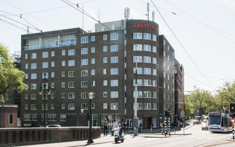 Het Amstelhuis, op de hoek van de Ceintuurbaan en Amsteldijk.