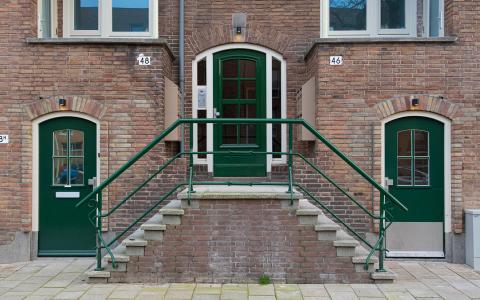 Gerestaureerde monumentale trap entree Akbarstraat.