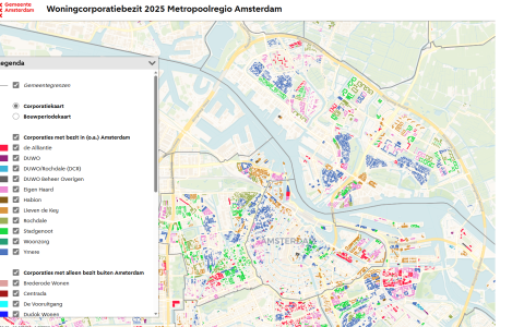 Screenshot vernieuwde kaart corporatiewoningen. Links de legenda met woningcorporaties. Op de rest van de afbeelding het bezit van de corporaties in Amsterdam.