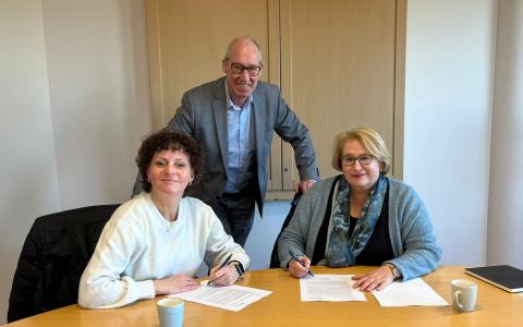 WormerWonen en Welzijnwonenplus tekenen de samenwerkingsovereenkomst