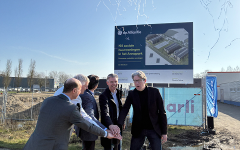 Vlnr Koen Westhoff, Jan van Barneveld, Arjan van Deutekom, Robert van der Doelen en wethouderTang starten de bouw met een druk op de rode knop. Foto via De Alliantie