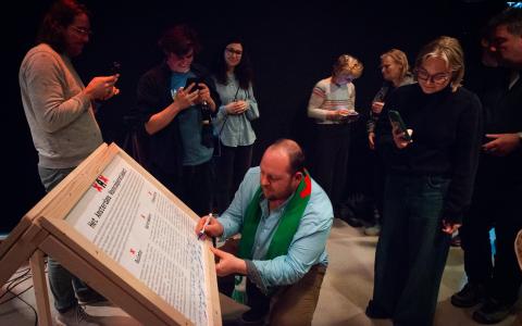 De meeste partijen ondertekenen het wooncoöperatiepact in Bajesdorp. Foto: Boudewijn van den Breemer.