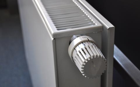 Door energiearmoede zetten huishoudens minder vaak de radiator aan. Bron foto: Wikimedia Commons