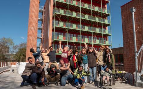 Architect en opdrachtgever/bewoner bij De Nieuwe Meent nog in aanbouw
