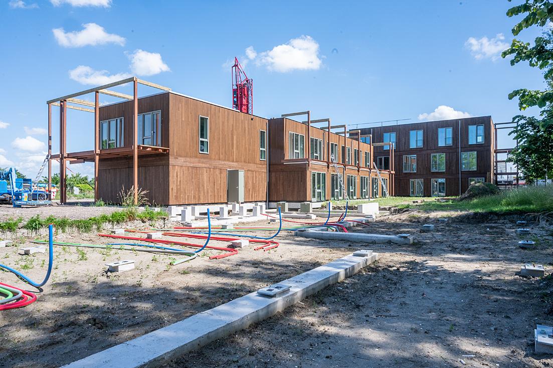 Ymere bouwt dit voorjaar in Nieuw-Vennep zestig modulaire flexwoningen. De helft van de woningen wordt via Woningnet aangeboden, de andere helft is gereserveerd voor statushouders. De woningen blijven er naar verwachting vijftien jaar staan. Daarna kunnen ze worden gedemonteerd en op een andere locatie geplaatst. Ymere bouwt dit voorjaar in Nieuw-Vennep zestig modulaire flexwoningen.