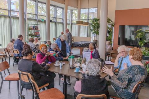 Lang Leven Thuisflat Statenjachtstraat - bewoners in gemeenschappelijke ruimte