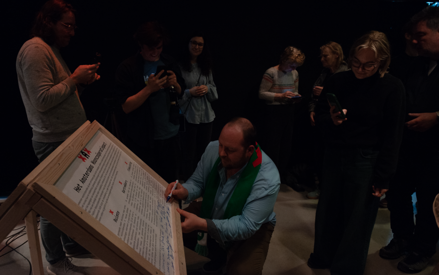 In Bajesdorp ondertekenen de politieke partijen het wooncoöperatiepact. Op de foto CDA die het pact ondertekend. Foto: Boudewijn van den Breemer.