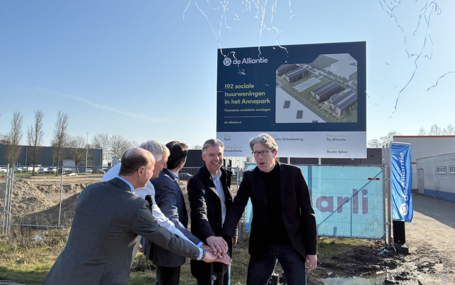 Vlnr Koen Westhoff, Jan van Barneveld, Arjan van Deutekom, Robert van der Doelen en wethouderTang starten de bouw met een druk op de rode knop. Foto via De Alliantie