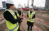 Floor Roduner, wethouder Wonen in Haarlem, en minister Mona Keijzer, bij de aftrap van de bouw van ruim 300 sociale woningen in Centrum Schalkwijk. 