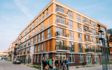 Voorgevel Akropolis IJburg met bewoners