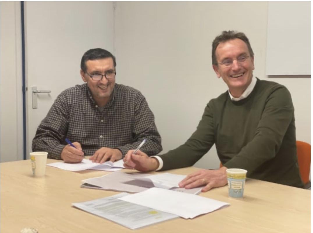 Mohamed Sadiki (bewonerscommissie Johan-Piet) en Rienk Postuma (Lieven de Key) tekenen de overeenkomst voor het sloop-nieuwbouwplan Johan Greivestraat.