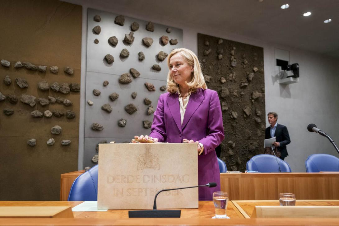 Minister Kaag met het koffertje met de miljoenennota - Foto: Martijn Beekman / ministerie van Financiën 