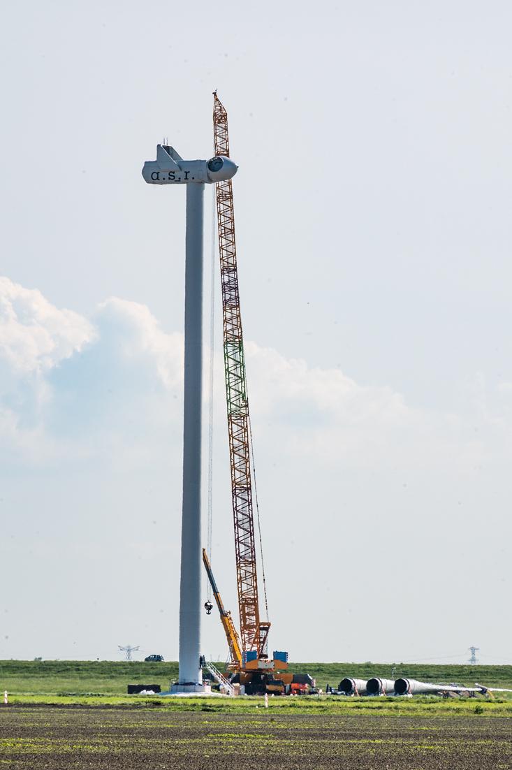 In afwachting van toekomstige woningbouw zijn er in Almere Pampus, de zuidwesthoek van Flevoland, tien windturbines neergezet. De bouw van de turbines is in 2020 gestart (foto). Samen kunnen ze stroom produceren voor circa 27.700 huishoudens.