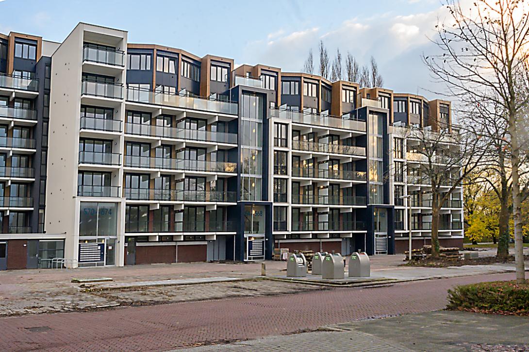 De Aquarius-flat in Amstelveen. Eigen Haard heeft de flat volledig gerenoveerd en extra woonlagen toegevoegd.