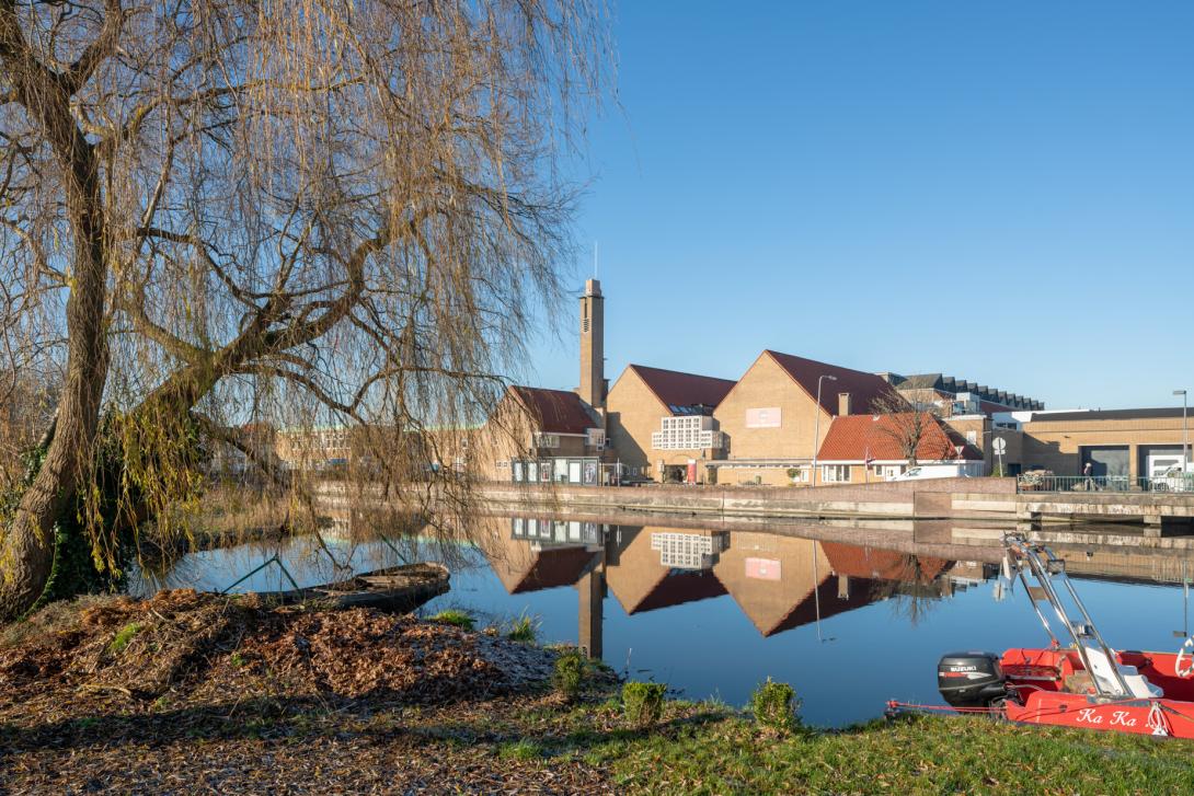 Het voormalige veilinggebouw van architect J.F. Staal is een van de weinige herinneringen aan de rijke cultuurhistorie van de sierteelt – Van Cleeffkade, Aalsmeer.