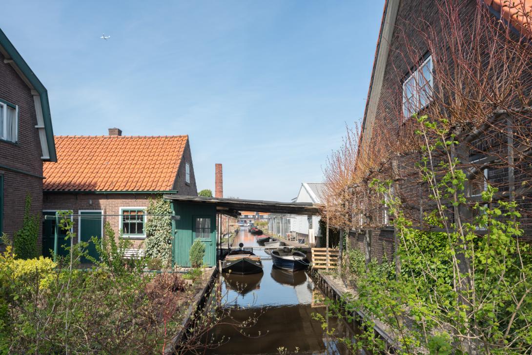 Van oudsher lagen aan weerszijden de Uiterweg kwekerijen, met haaks daarop slootjes voor de aan- en afvoer. In hoog tempo maken de kassen en kwekerswoningen plaats voor villa’s en jachthavens – Uiterweg, Aalsmeer.