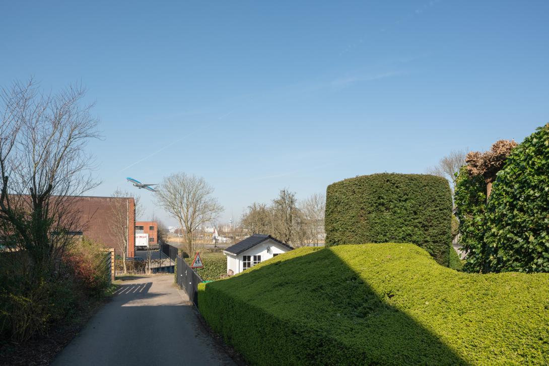 Het oude gehucht Ten Pol ligt ingeklemd tussen Schiphol-Oost en de Ringvaart – Aalsmeerdijk, Oude Meer.