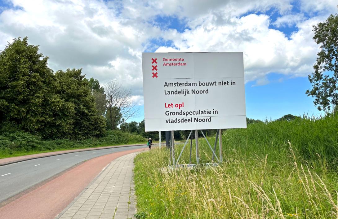 Bord over grondspeculanten te waarschuwen in Amsterdam Noord