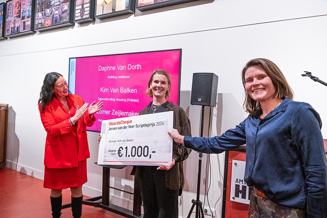 Kim van Kalken ontvang Jeroen van der Veer Scriptieprijs, met links juryvoorzitter Josja van der Veer en rechts AFWC-directeur Anne-Jo Visser.