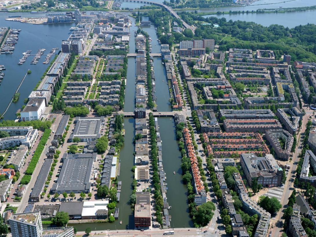 Zeeburgerpad tussen Nieuwevaart (l) en Lozingskanaal (r)