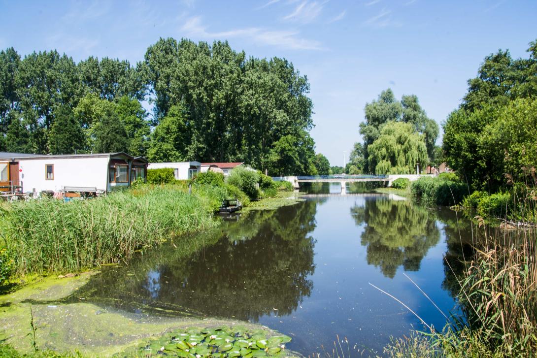 De Albardagracht in Slotermeer, links een woonwagenkamp.
