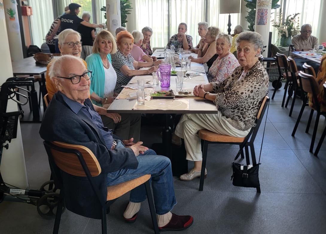 De gezamenlijke lunch in de Statenjachtstraat. Foto: Sjaan van der Tol
