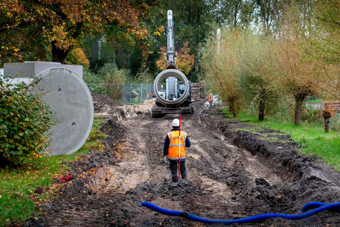 De buizen voor de stadswarmte uit het riool. Foto: Hans van der Vliet