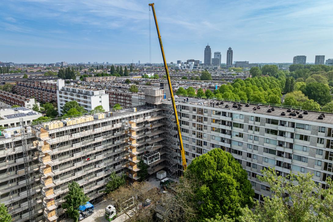 Warmtepompen worden op het dak van Rivierenhuis van Eigen Haard geplaatst.