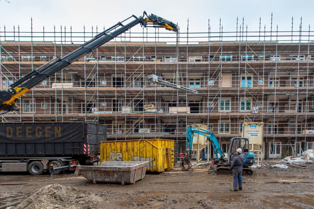 De Woningblokken worden zowel van binnen en buiten compleet  gerenoveerd.