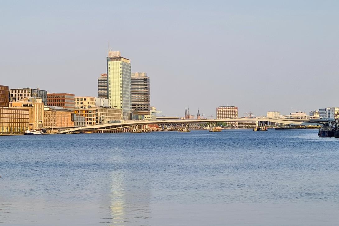 Populairste huurwoning van 2025 kijkt uit op de Amsterdamse IJ-haven (foto Wikimedia Commons)