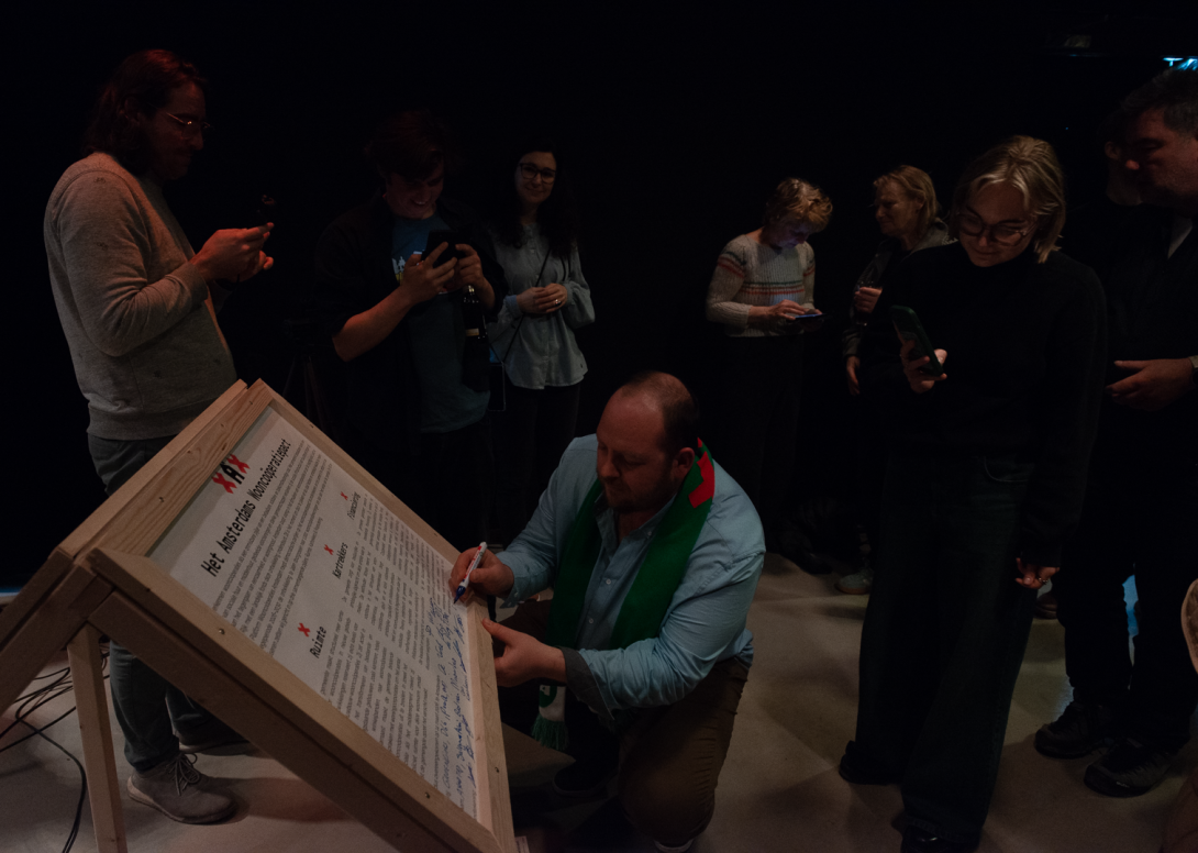 In Bajesdorp ondertekenen de politieke partijen het wooncoöperatiepact. Op de foto CDA die het pact ondertekend. Foto: Boudewijn van den Breemer.