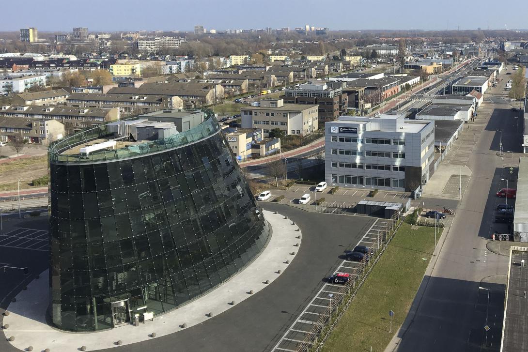 Het einde van de Klaprozenweg nabij het NDSM terrein met het iconische The Curve kantoorcomplex.
