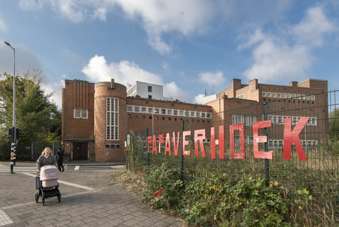 Papaverhoek aan de zuidkant van de Klaprozenweg met voormalige basisschool “de Papaver” 