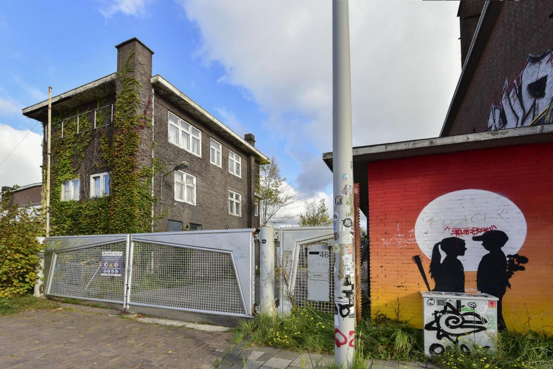 Voormalig bedrijfspand van Vintage meubelzaak Neef Louis Design aan de Papaverweg 