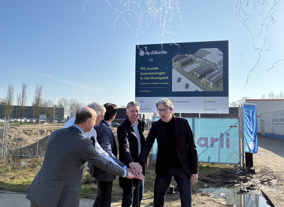 Vlnr Koen Westhoff, Jan van Barneveld, Arjan van Deutekom, Robert van der Doelen en wethouderTang starten de bouw met een druk op de rode knop. Foto via De Alliantie