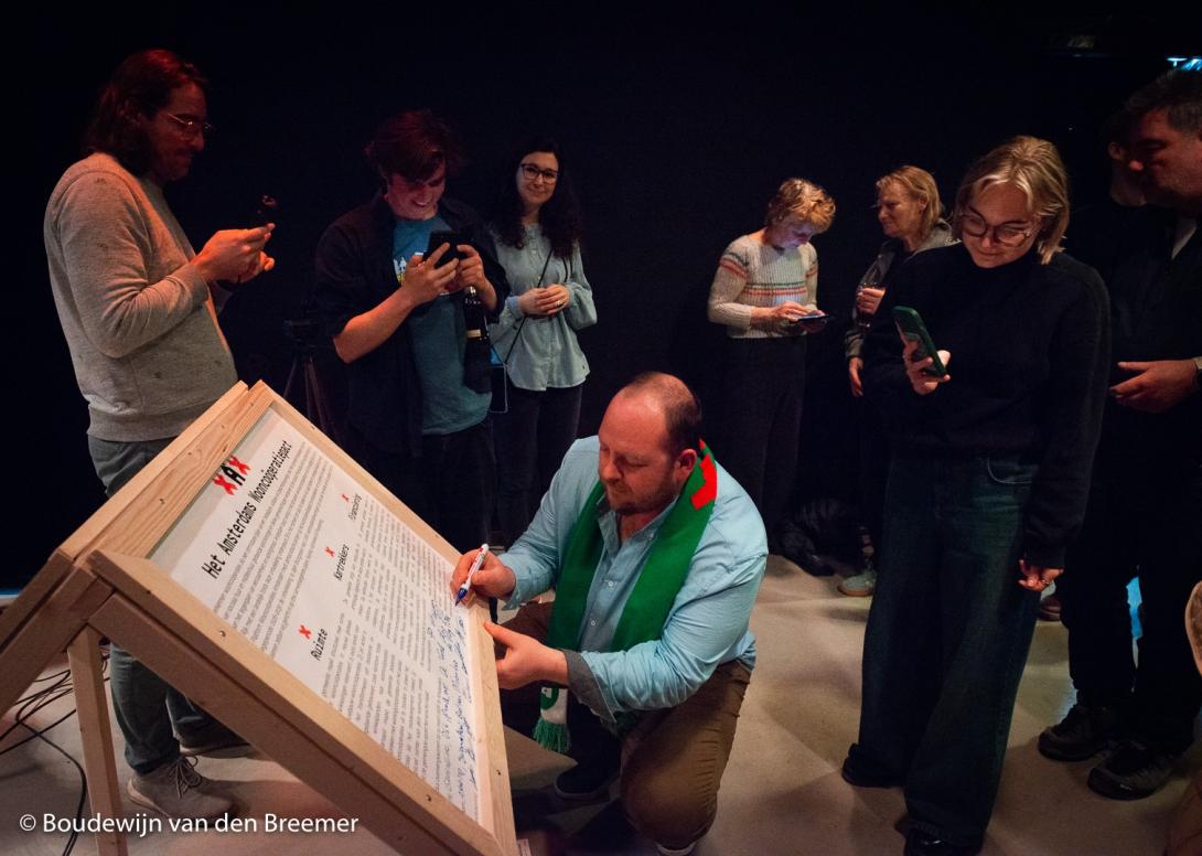 De meeste partijen ondertekenen het wooncoöperatiepact in Bajesdorp. Foto: Boudewijn van den Breemer.