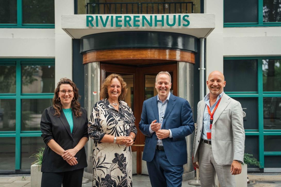 Oplevering Rivierenhuis voor de draaideur. 