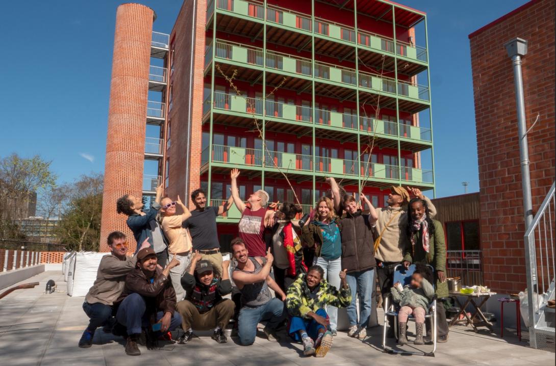 Architect en opdrachtgever/bewoner bij De Nieuwe Meent nog in aanbouw