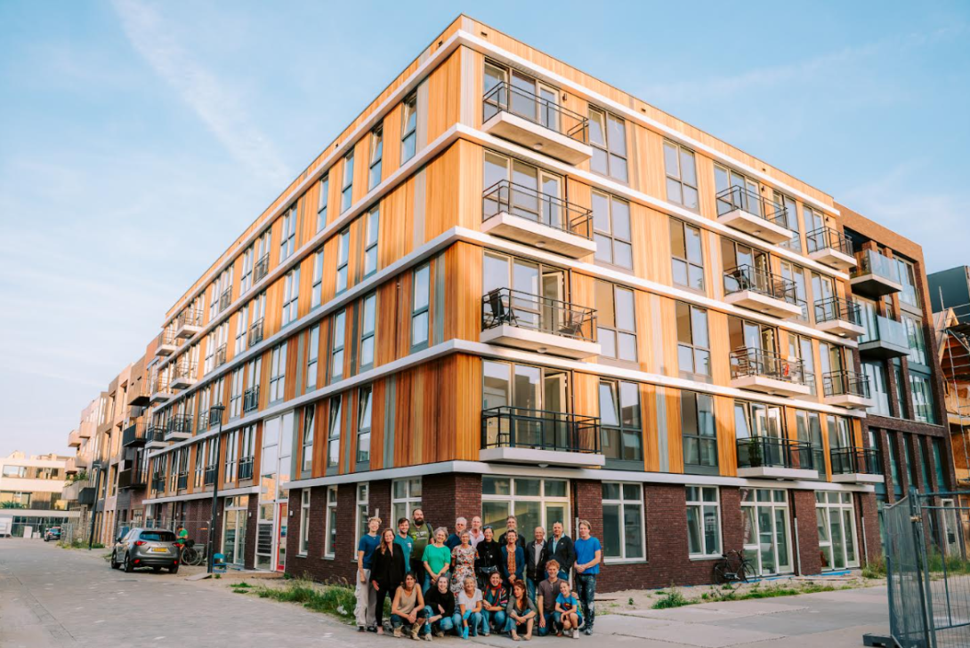 Voorgevel Akropolis IJburg met bewoners